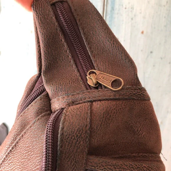 Australian leather crossbody/satchel belt bag w/“Australia” written in gold - Picture 6 of 11